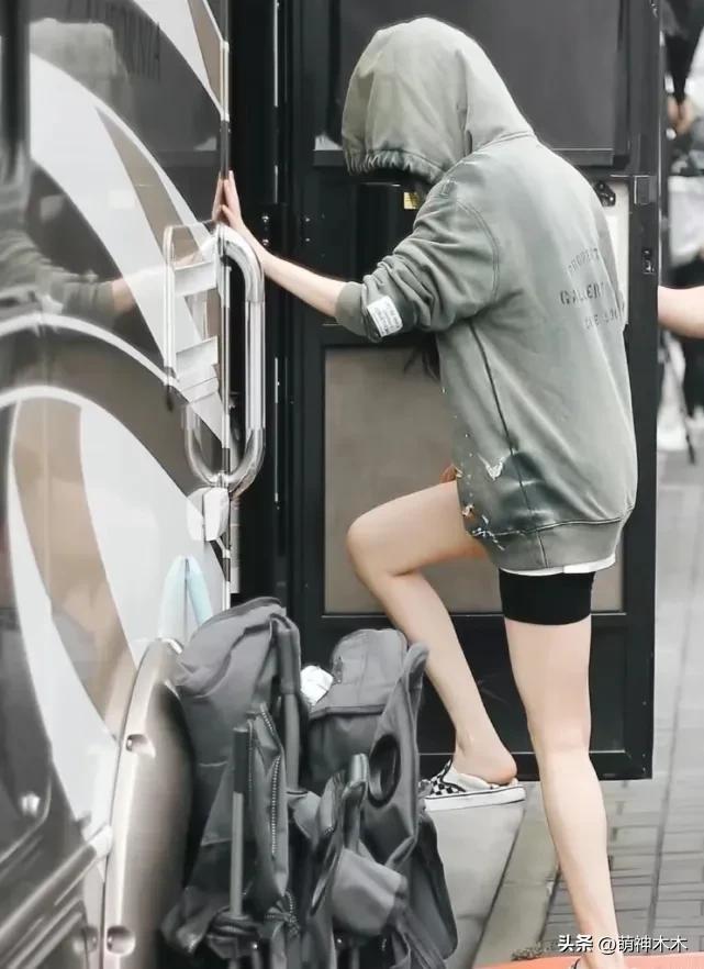 美女健身的照片_美女明星健身图_美女健身明星图片